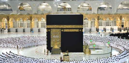 Shalat berjamaah di Masjidil Haram