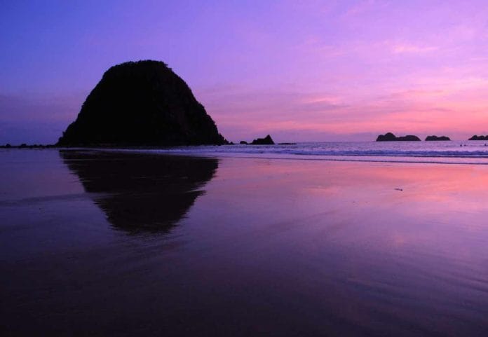 Pantai Pulau Merah, Kuta Kedua Di Pulau Jawa Yang Ada Di Banyuwangi