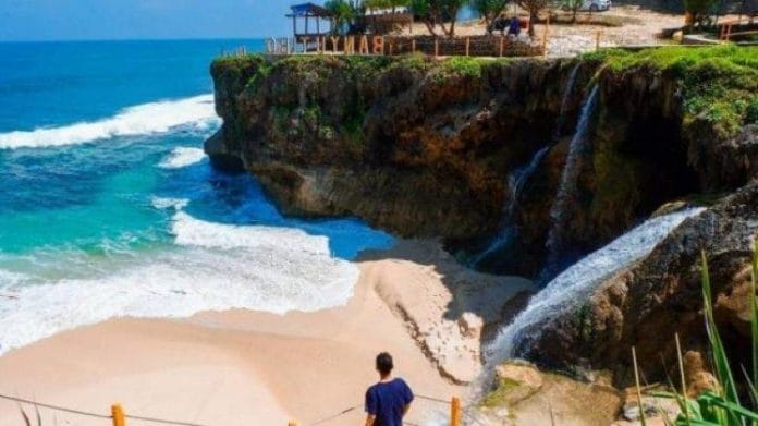 Pesona Wisata Pantai Banyu Tibo Pacitan