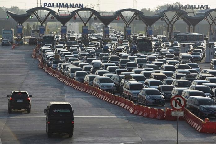 Kendaraan pemudik terjebak kemacetan di jalan tol Palikanci, Cirebon, Jawa Barat, Rabu (15/7). Ganjil Genap Jalan Tol