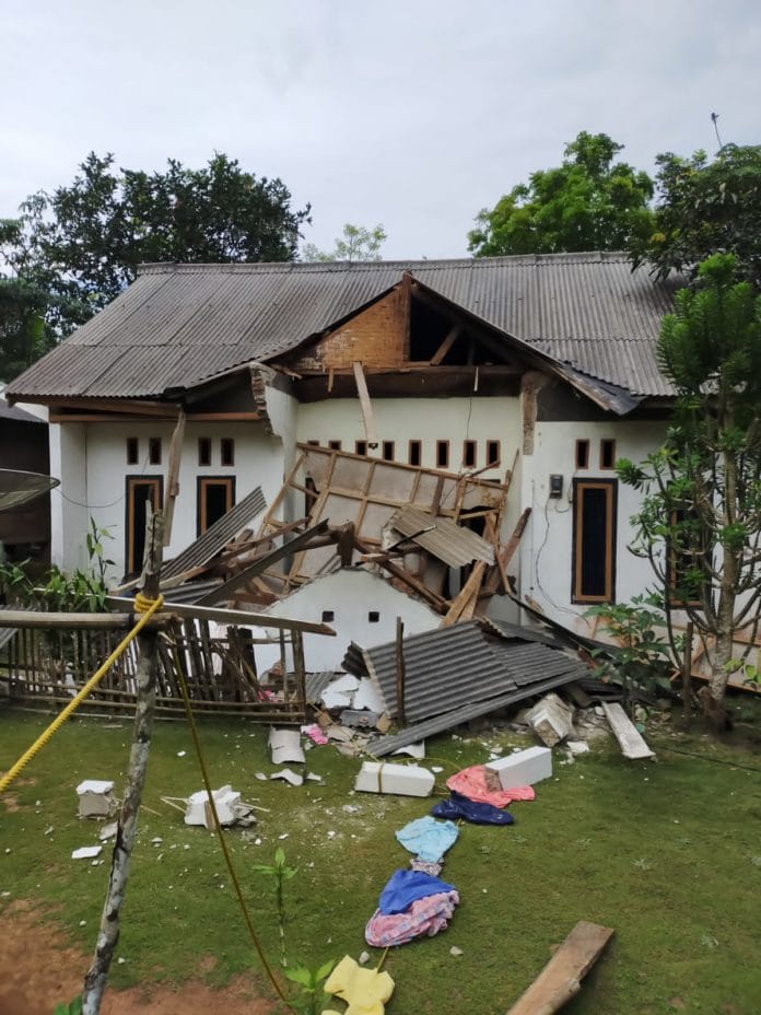 Kerusakan akibat gempa M 6,7 di Banten Kerusakan akibat gempa M 6,7 di Banten. (Foto file BNPB)