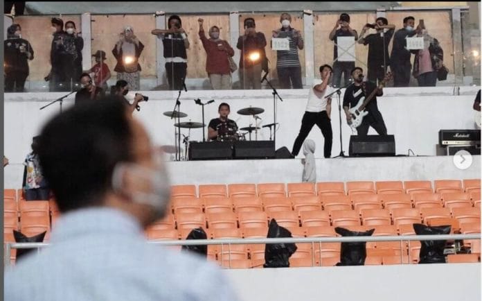 Gubernur Anies Baswedan menyaksikan penampilan band Nidji di JIS