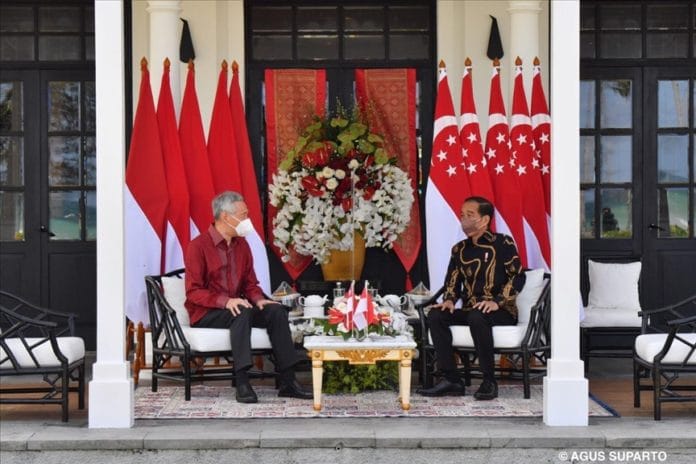 Presiden Indonesia Joko Widodo (kanan) menyambut Perdana Menteri Singapura Lee Hsien Loong (kiri) di The Sanchaya Resort Bintan, di Bintan, Kepulauan Riau, Indonesia pada 25 Januari 2022. (Biro pers Presiden)