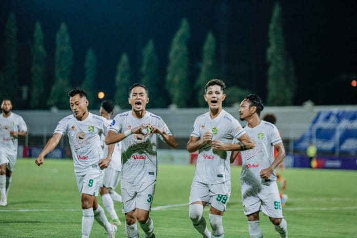 Bruno Moreira melakukan selebrasi setelah mencetak gol penentu kemenangan. (Persebaya)