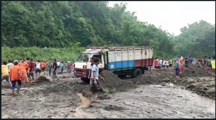 truk terjebak banjir lahar gunung merapi