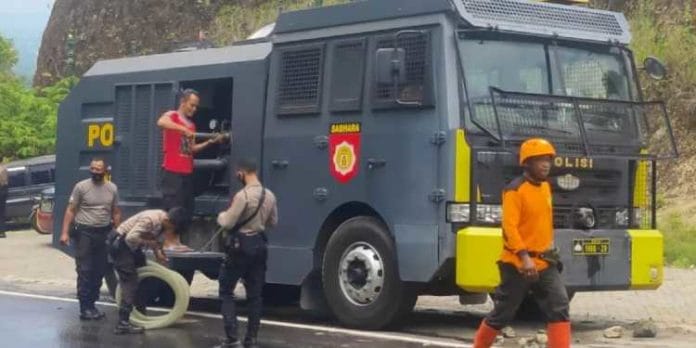 Polisi kerahkan water canon untuk menghilangkan bau tidak sedap