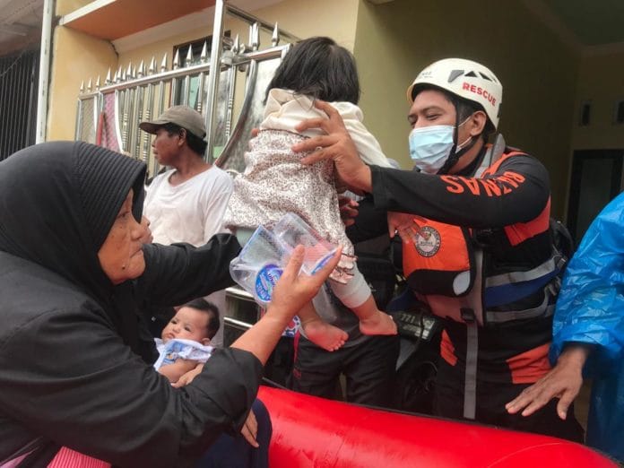 Tim Baznas mengevakuasi warga korban banjir Serang