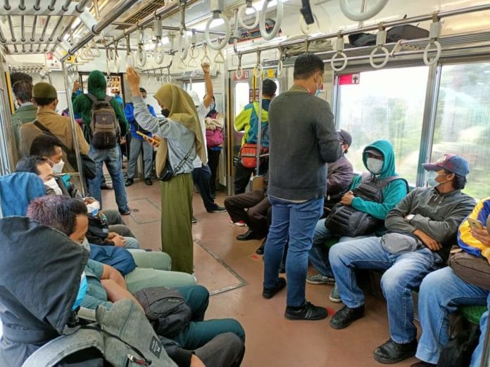 Tempat duduk penumpang KRL sudah tidak berjarak