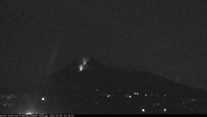 Aliran lava pijar dari aktivitas vulkanik Gunungapi Merapi terekam kamera pengawasan gunung api BPPTKG, Kamis 9 Maret 2022. FOTO: BPPTKG
