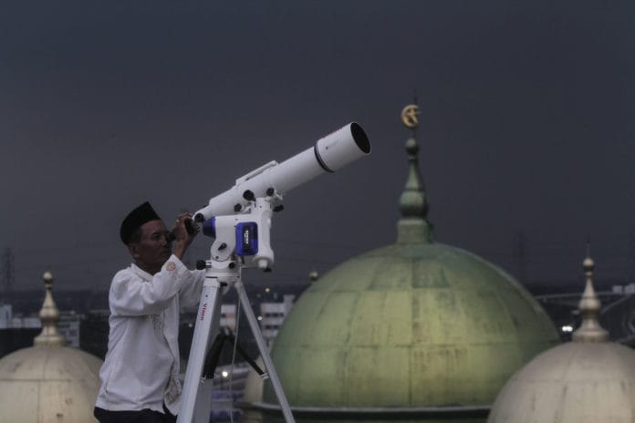 Melihat bulan menentukan awal ramadan
