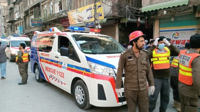 ledakan pakistan 2 Petugas mengevakuasi korban ledakan bom bunuh diri di Pakistan