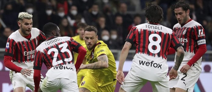 Pemain AC Milan hadang pemain Bologna AC MILAN