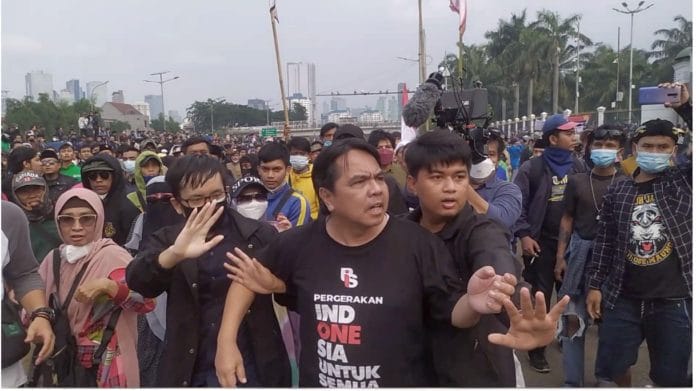 Demonstrasi mahasiswa ricuh ade armando babak belur