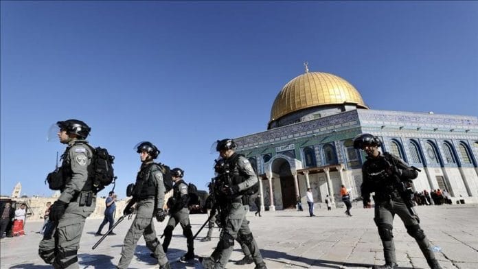 Pasukan Israel menyerbu jamaan shalat subuh di masjidil aqsa