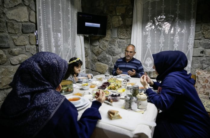 bersantap sahur hukum, bacaan niat dan tata cara sahur puasa ramadhan