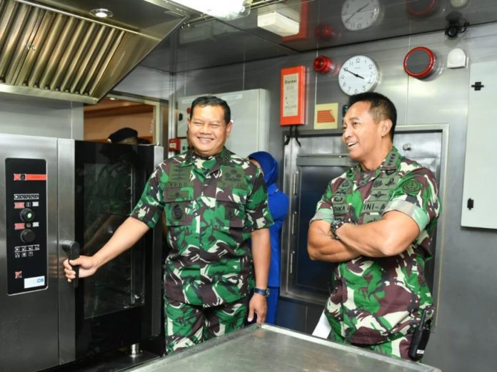 Panglima TNI Jenderal Andika Perkasa bersama dengan Kepala Staf Angkatan Laut (Kasal) Laksamana Yudo Margono