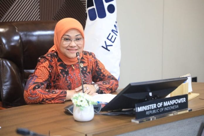menaker-ri-ida-fauziyah-saat-video-conference-dengan-menteri-32
