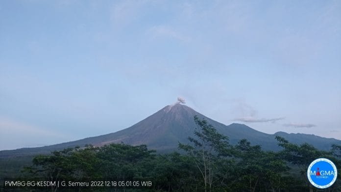 ERUPSI SEMERU 18 DES Ilustrasi gunung erupsi
