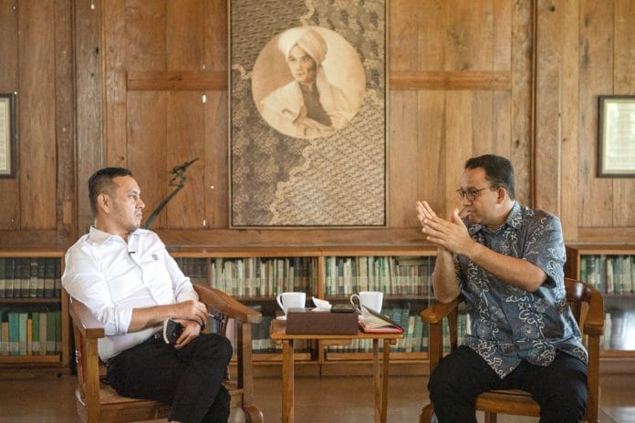 willy dan anies Willy Aditya dan Anies Baswedan duduk bersama.