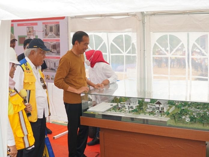Presiden Jokowi saat meninjau progres pembangunan proyek Rumah Tapak Menteri di kawasan IKN, Kabupaten Penajam Paser Utara, Kalimantan Timur, Kamis (23/02/2023) siang/Humas Setkab/Dindha Presiden Jokowi saat meninjau progres pembangunan proyek Rumah Tapak Menteri di kawasan IKN, Kabupaten Penajam Paser Utara, Kalimantan Timur, Kamis (23/02/2023) siang/Humas Setkab/Dindha