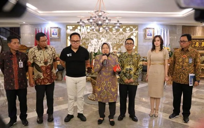 Mensos Tri Rismaharini (tengah) ketika menjelaskan skema penyaluran Bansos PKH 2023 tahap 1 dan BPNT 2023.