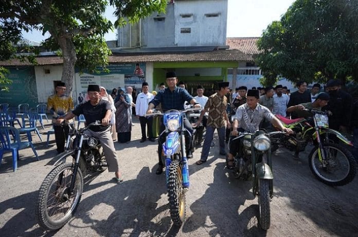 TENTANG ANIES BASWEDAN: Naik Motor Trail Bareng Santri Pesantren Nurul Huda Sragen