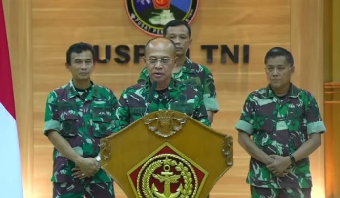 Kepala Pusat Penerangan (Kapuspen) TNI, Laksda Julius Widjojono memberikan keterangan pers/ PMJ News/YouTube Puspen TNI