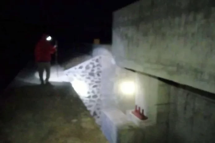 Petugas periksa kondisi jembatan antara Stasiun Legok dan Bumiayu.