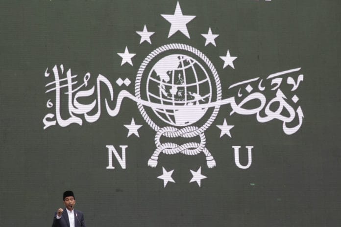 Presiden Joko Widodo berbicara di depan bender besar Nahdlatul Ulama