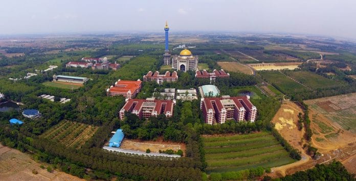 Panji Gumilang Soal Khatib Perempuan di Shalat Jumat di Al Zaytun: Kiai Cholil Nafis Bilang Menyimpang! Panji Gumilang Soal Khatib Perempuan di Shalat Jumat di Al Zaytun: Kiai Cholil Nafis Bilang Menyimpang!