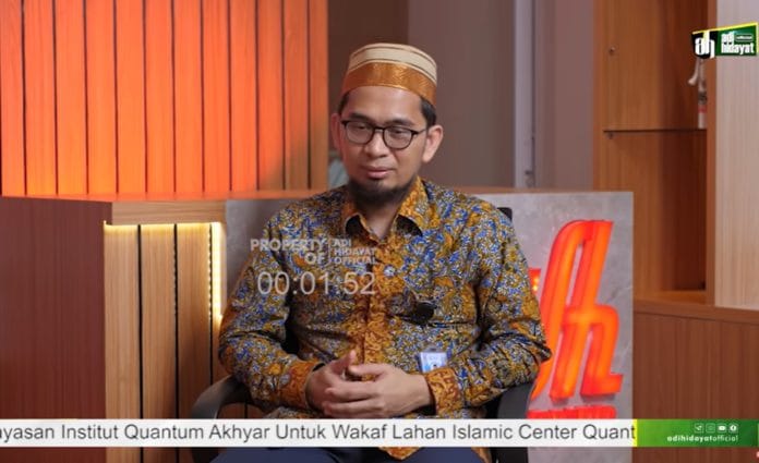 Kesaksian Ustadz Adi Hidayat: Mencium Aroma Wangi di Makam Mbah Moen