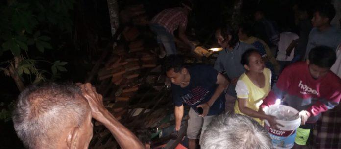 Warga bergotong royong memeriksa kerusakan akibat gempa Bantul Jumat (30/6)