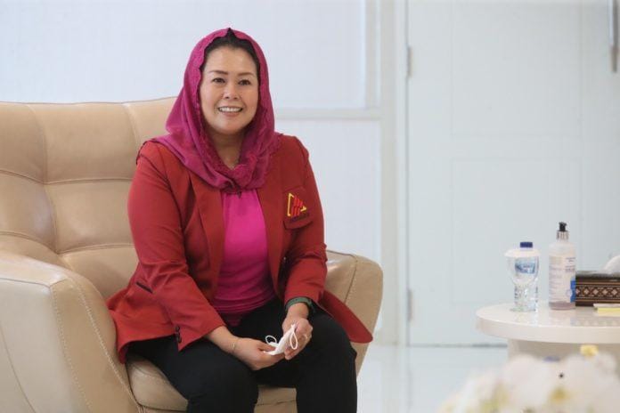 Yenny Wahid menggunakan baju berwarna merah