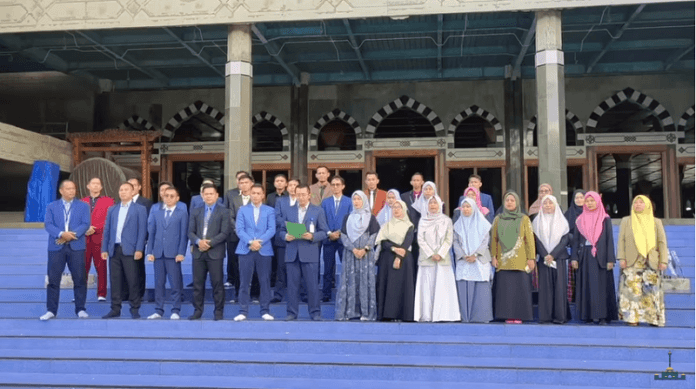 sejumlah orang yang mengaku alumni Al Zaytun dari angkatan pertama sampai angkatan 19 dalam wadah Ikatan Alumni Ma'had Al Zaytun