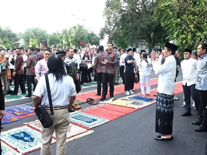 Presiden Jokowi menyapa warga usai Salat Idul Adha 1444H