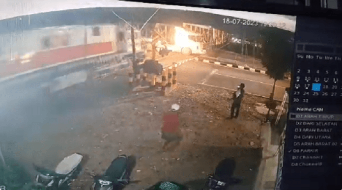 Detik-detik kecelakaan antara Kereta Api (KA) Brantas dan truk tronton pada Selasa 18 Juli 2023 terekam kamera CCTV.