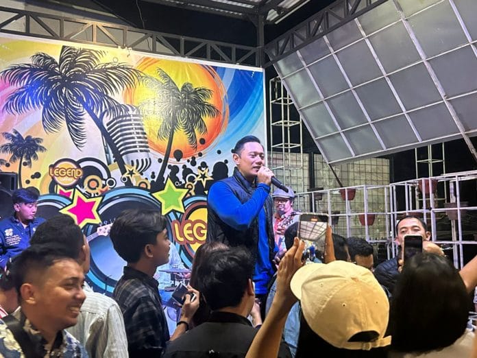 AHY saat menyanyi lagu bersama para kaum milenial di sebuah kafe Yogyakarta.