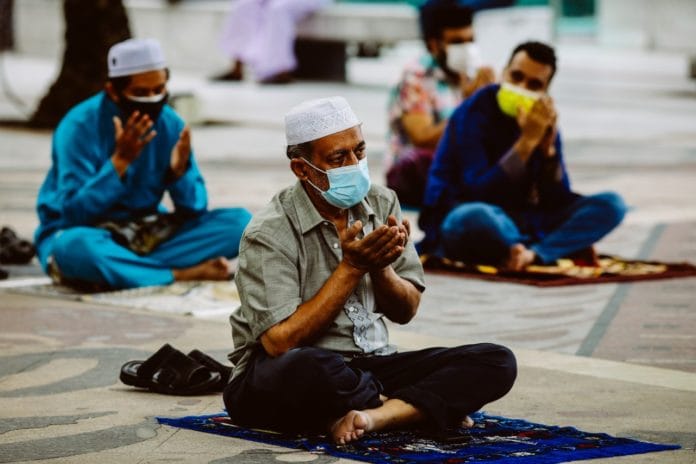 Seorang muslim berdoa, doa awal tahun dan akhir tahun