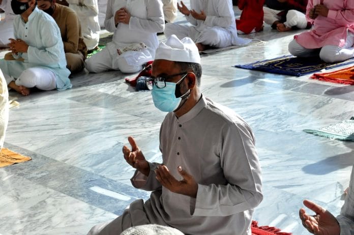 Shalawat nariyah atau nariah seorang muslim sedang berdoa di masjid, shalawat nariyah atau nariah