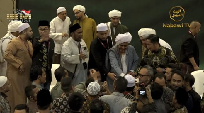 Ketika Para Selebritis Indonesia Berebut Cium Tangan Habib Umar bin Hafidz
