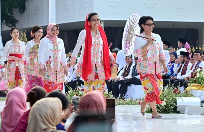 Presiden Jokowi menggelar peragaan busana bertajuk Istana Berkebaya pada Minggu 6 Agustus 2023.