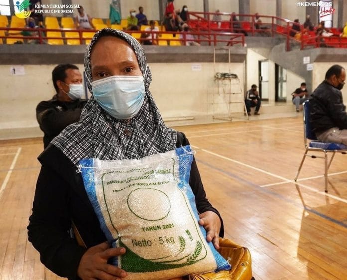 Ilustrasi penerima bansos melalui pendaftaran DTKS Jakarta 2023