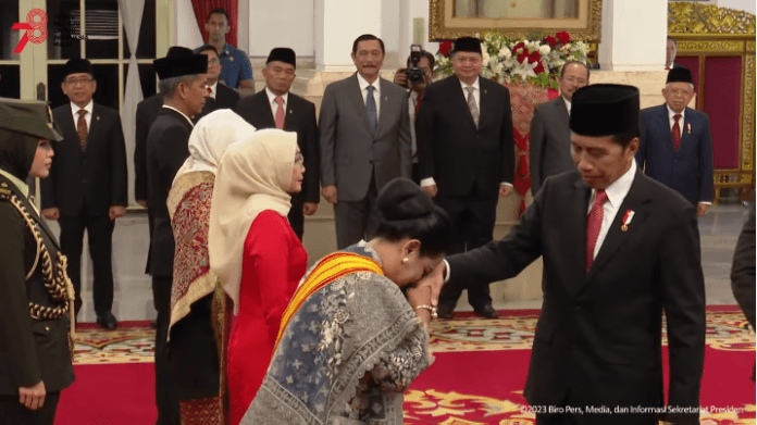Santunnya Iriana Saat Terima Gelar Kehormatan Dari Jokowi, Berikut Momen Penganugerahan Bintang Tanda Jasa Lainnya