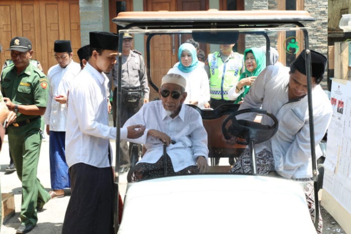 KH Maimoen Zubair atau Mbah Mun saat masih hidup dalam sebuah acara di Jawa Tengah. (sumber: jatengprov.go.id)