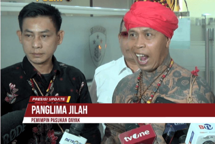 PEMIMPIN-PASUKAN-DAYAK-LAPORKAN-ROCKY-GERUNG-KE-BARESKRIM-POLRI-ATAS-PENGHINAAN-KE-PRESIDEN-JOKOWI-YouTube Panglima Jilah Dayak Marah, Laporkan Rocky Gerung ke Bareskrim: Ganggu IKN Akan Kami Hukum Secara Adat!