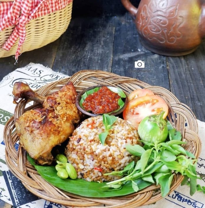 Ilustrasi Nasi Tutug makanan Legendaris Khas Sukabumi yang wajib dicoba. (Akun Instagram Moms Fina Ghazi)