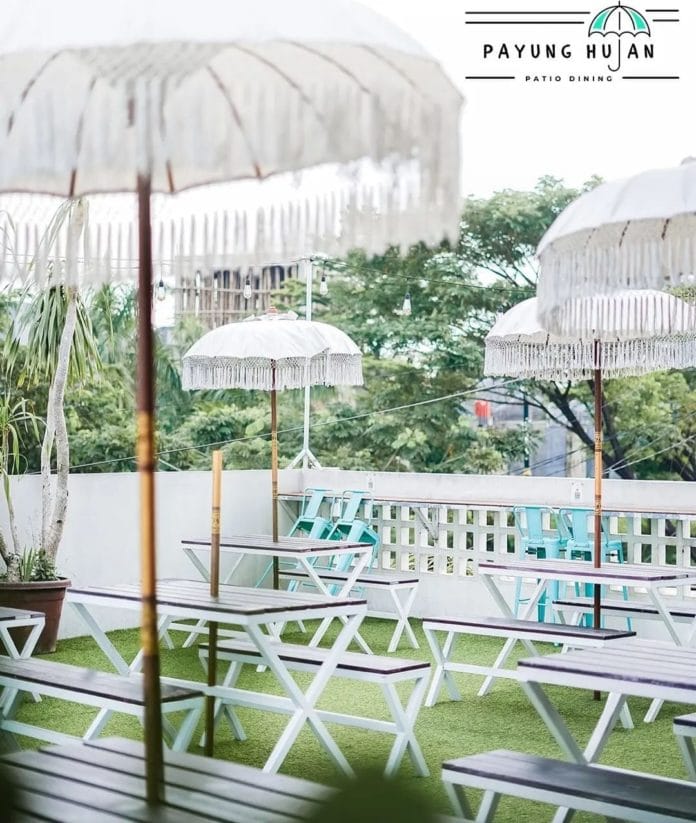 Kafe Payung Hujan yang berada di Bogor dengan konsep ala Bali Banget. (Akun Instagram Payung Hujan Bogor)
