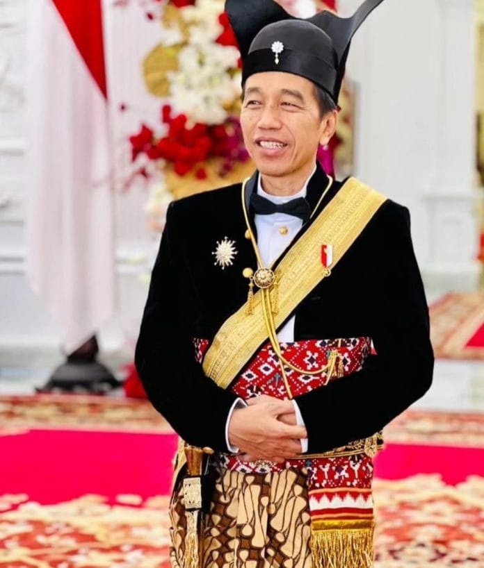 Presiden Jokowi menggunakan busana adat Kerajaan Surakarta. (Akun Instagram Jokowi)