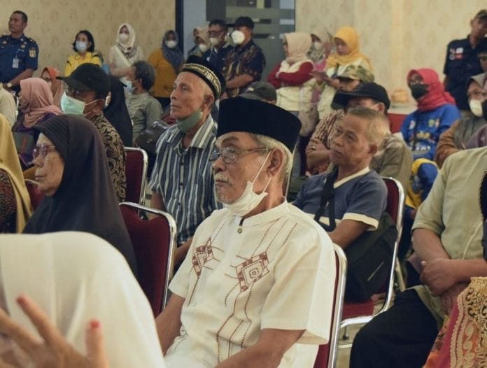 Ilustrasi lansia yang terdata dalam DTKS dan penerima bansos. (Akun Instagram Dinsos DKI Jakarta)