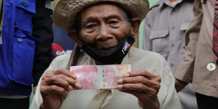 lansia terima bansos KLJ